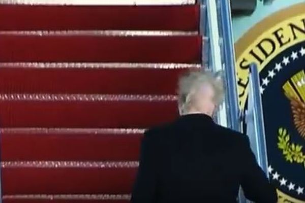 激しい強風でトランプ大統領の髪が舞う、謎に満ちた構造が明らかに
