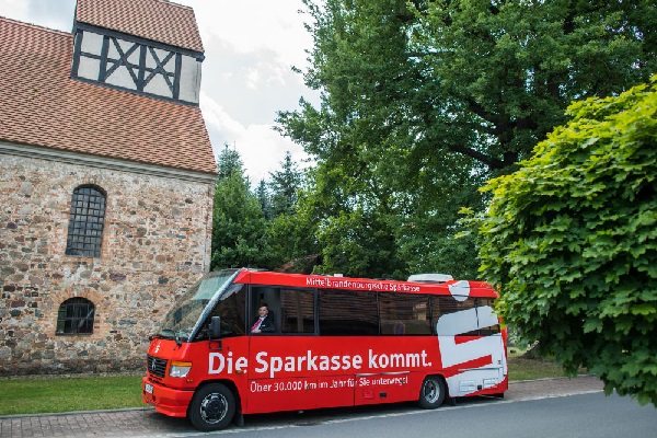 実店舗の代わりにバス？ドイツの田舎を走る移動式の銀行がすごい