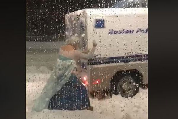 雪降る晩にエルサに扮した男性、警察車両を救助する姿がユニーク