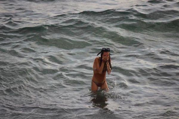 女性が海で赤ちゃんを出産、その場面を偶然とらえた写真がネットで話題に
