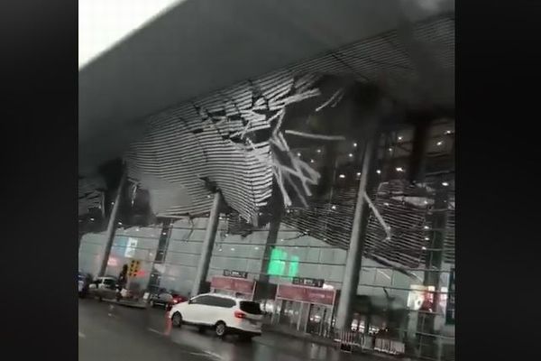 中国の空港で強風にあおられ屋根の一部が落下、撮影された映像が恐ろしい