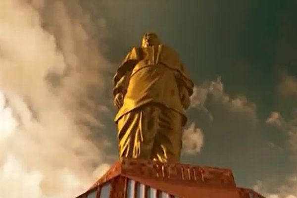 インドで建設中の巨大すぎる黄金色の像、高さ182ｍで完成すれば世界一