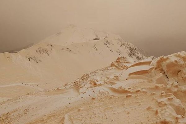 まるで火星の地表みたい！ロシアの雪山がオレンジ色に染まる現象が不思議
