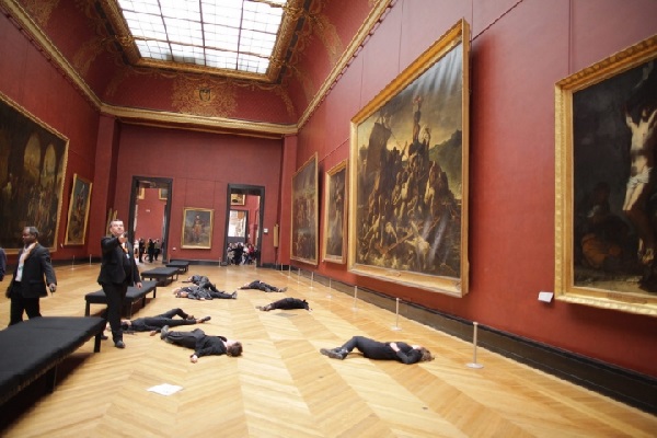 環境保護団体がルーヴル美術館の床に寝そべり抗議、その意外な理由とは？