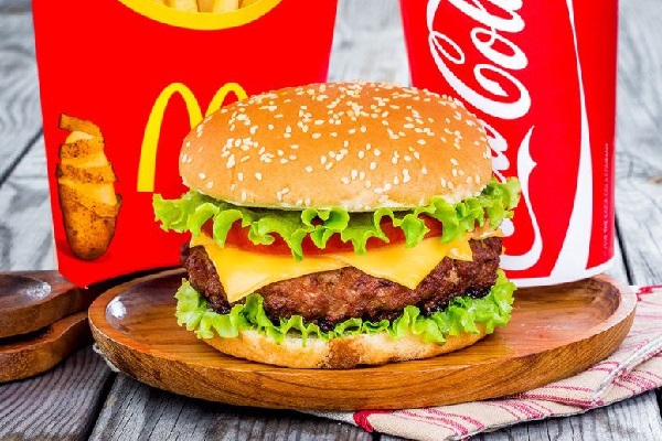 マクドナルド、米国で販売するバーガーの肉に冷凍品を使用しないと発表