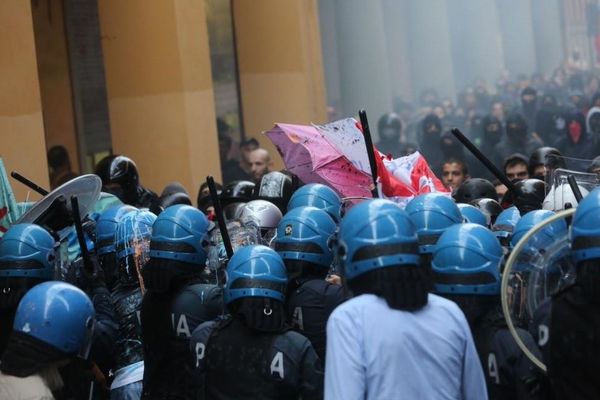 イタリア選挙戦でネオ・ファシストの集会に人々が抗議、警察が出動する事態に