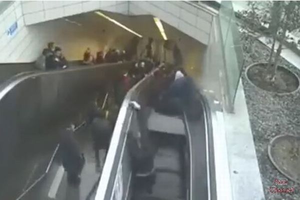 トルコの地下鉄でエスカレーターが崩落、男性が飲み込まれる動画が恐ろしい