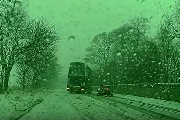 大雪に見舞われたイギリス、大型バスが間一髪で乗用車との衝突を回避【動画】