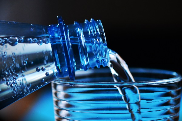 ペットボトル飲料の90％以上に、プラスチックの粒子が混入していることが判明