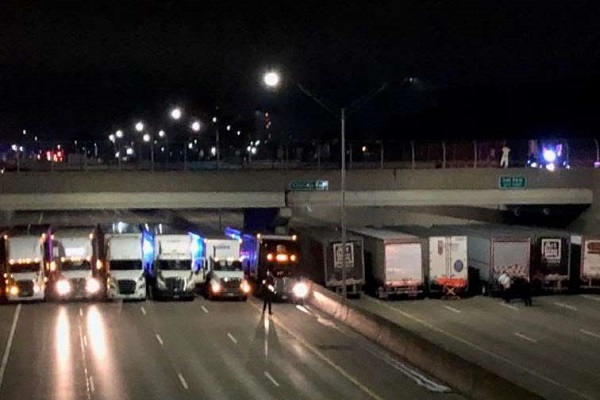 トラック13台が下の道路に集結し飛び降り自殺を阻止、ネットに称賛の声
