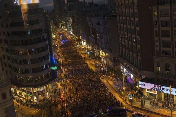 スペインで集団レイプ事件の判決に女性らが反発、複数の都市で数千人が抗議