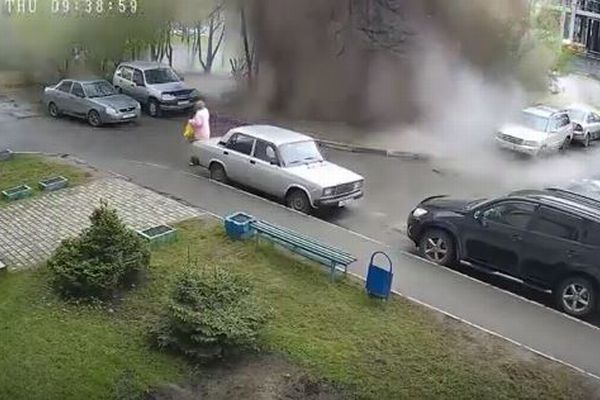 ロシアで壊れた配管から熱い湯が地上へ噴出、猛烈な勢いで高齢者に降りかかる