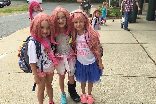 全員ピンクのウィッグを着用！小学校での奇妙な光景に隠された想いとは