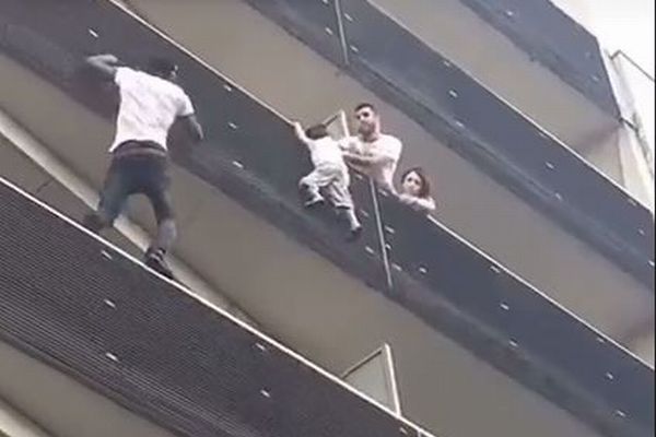 まさにスパイダーマン！ 建物の5階に登り子供を救った男性がすごい
