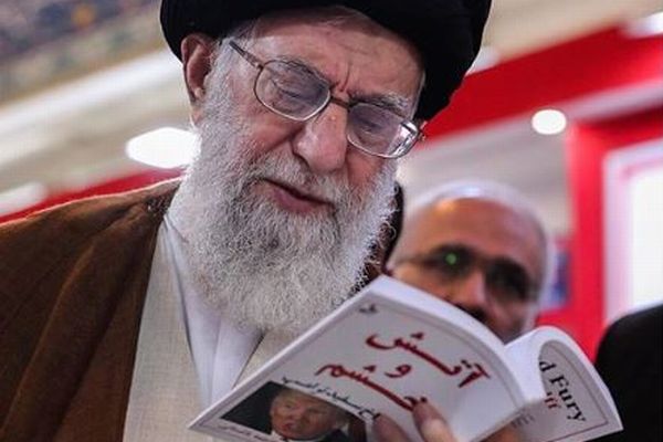 イランの最高指導者が、トランプ大統領の暴露本を読む姿をインスタに投稿