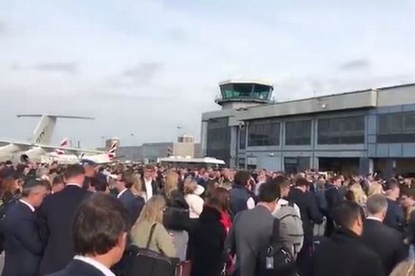 駐機場に大勢の乗客が避難、火災報知機の誤作動で英の空港が大混乱