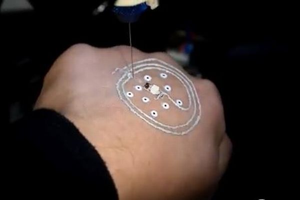 皮膚に直接電子回路を描く3Dプリンター、将来は軍事や医療に転用も可能か