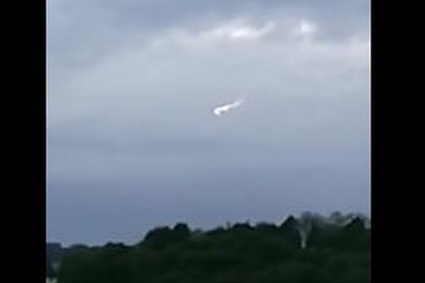 イギリス空軍基地の上空で、光りながら回転する白い物体が撮影される