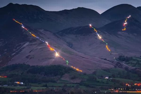 イギリスの山に人々による光の鎖が出現、美しい光景がSNSでシェアされる