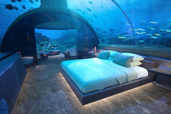 透明なブルーの部屋が神秘的！モルディブに世界初の“海中レジデンス”が登場
