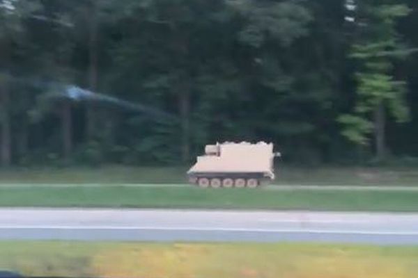 米で兵士が軍用装甲車を盗み逃走、パトカーとカーチェイスを繰り広げる