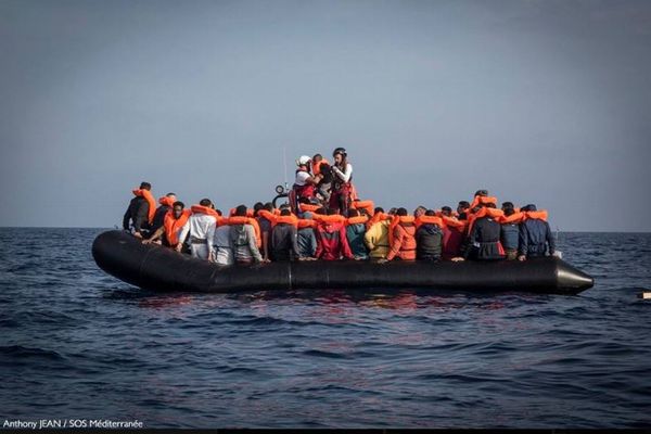 イタリアとマルタが入港を拒否、600人以上の難民が地中海に残される