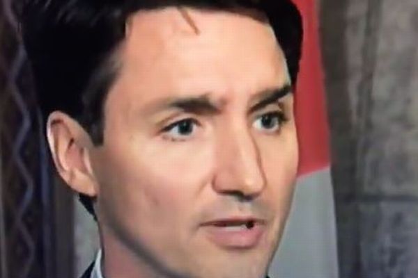 カナダのイケメン首相、ジャスティン・トルドー氏に「つけ眉毛疑惑」が浮上