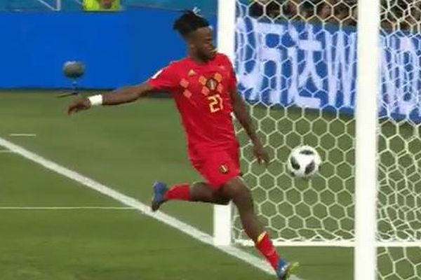 W杯でベルギー選手の顔面にボールが直撃！その瞬間がユニークだが痛々しい
