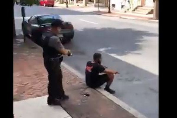 無抵抗で座っていた黒人男性に、警察官が背後からテーザー銃を発砲し問題に