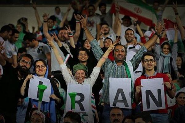 イランの女性が38年ぶりにスタジアムに入り、サッカーW杯を観戦する