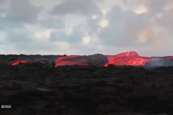 キラウエア火山で8箇所から噴火、溶岩が激流となって海へ流れていく