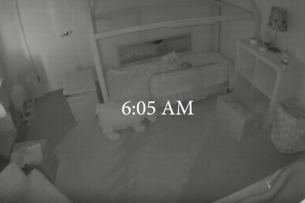 赤ちゃんが毎朝1人で部屋から出るミステリー、その謎を解く動画がかわいい