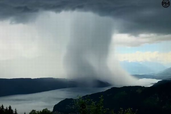 空から水の塊が！局地的な豪雨をもたらすマイクロバーストの映像がすごい