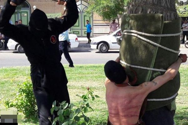 イランでの公開ムチ打ち刑、過去にお酒を飲んだ罪で若者が80回打たれる