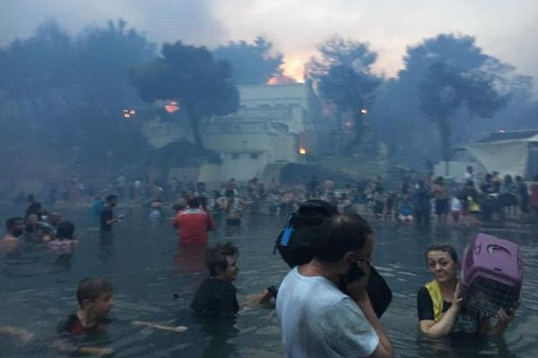 ギリシャを襲った森林火災、海へ避難する人々をとらえた動画が恐ろしい