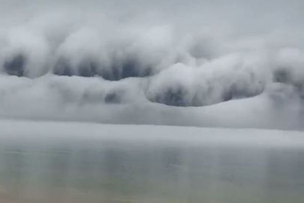 米の湖で奇妙な形をした巨大な雲の壁が出現、津波のように押し寄せる！