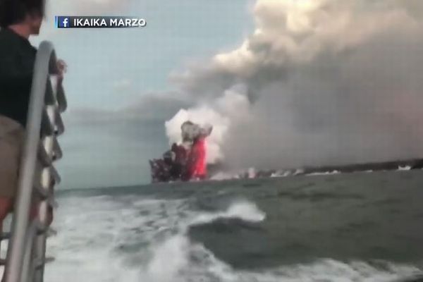 キラウエア火山で爆発が発生、飛んできた噴石が船の屋根を突き破る