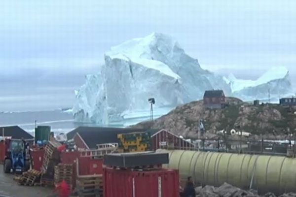 巨大な氷山がグリーンランドの海岸線に接近、崩壊に備え169人が避難
