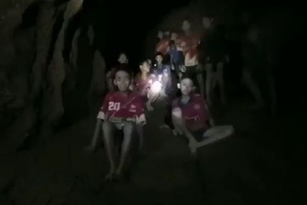 タイの洞窟で行方不明だった13人の生存を確認、発見時の動画も公開される