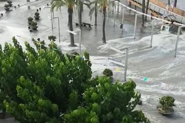 スペインのマヨルカ島などでメテオ津波が発生、街に大量の海水が流れていく