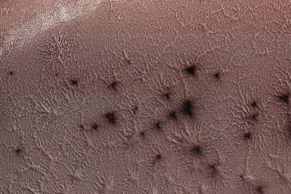 火星の表面にできた模様がクモみたい！NASAが新たな画像を公開