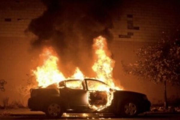 運転が解禁されたサウジアラビアで、女性の車が燃やされる事件が発生
