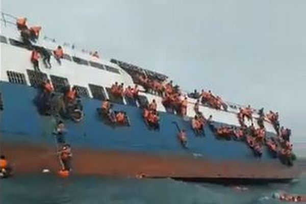 インドネシアで140人を乗せたフェリーが沈没、事故当時の映像が恐ろしい