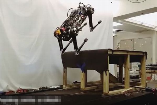 視覚に頼らず素早く動く、「触覚」で判断するMITのロボットがすごい