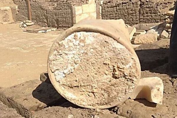 エジプトにある紀元前13世紀のお墓から、壺に入った最古のチーズが発見される