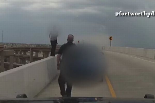 高架橋から飛び降りようとした女性を警察が説得、緊迫の動画が公開される