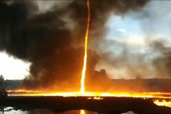 渦を巻き上空に立ち昇る炎、英で撮影された火災旋風の映像が恐ろしい