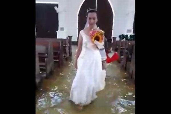 水に浸かったフィリピンの教会で、結婚式を挙げる花嫁の動画が話題に