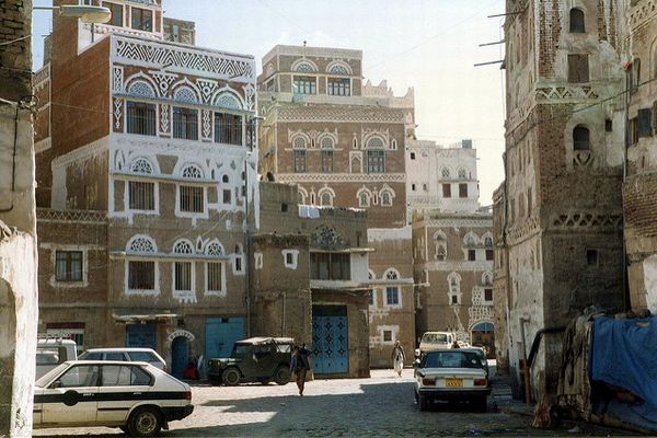 イエメンで10歳の少年をレイプし殺害した3人の男ら、公開処刑後に吊るされる