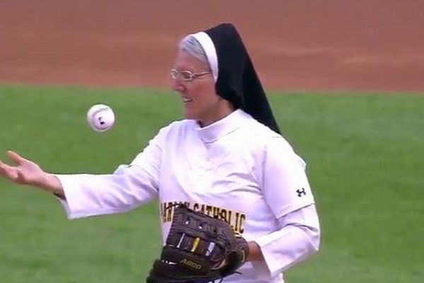 米大リーグの始球式に修道女が登場、ノーバウンドで見事な投球を披露し話題に